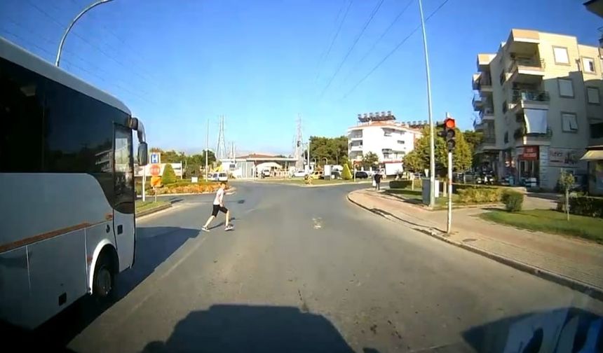 Ambulans şoförünün dikkati 1 dakikada 2 kazayı önledi