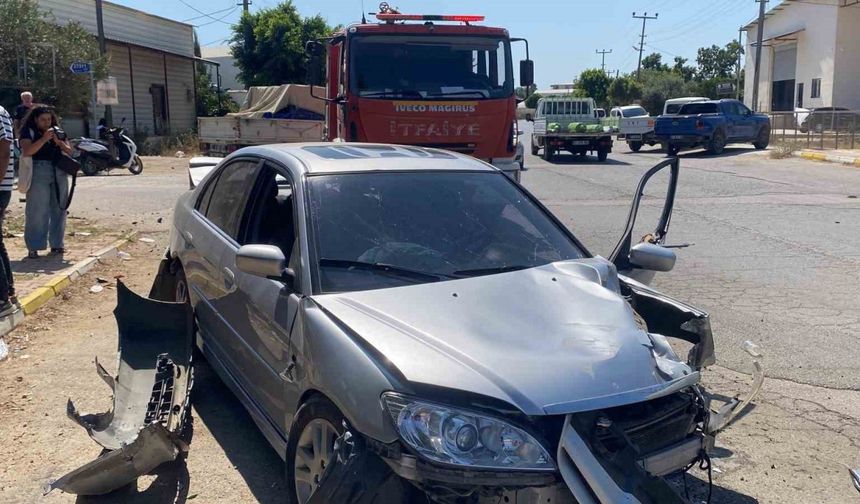 Antalya’da otomobil trafoya ve otobüs durağına çarptı: 1 yaralı