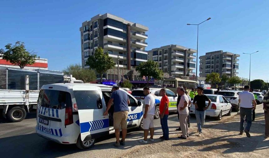 Kucağına aldığı oğluyla yolun karşısına geçerken otomobil çarptı: 1’i ağır 2 yaralı