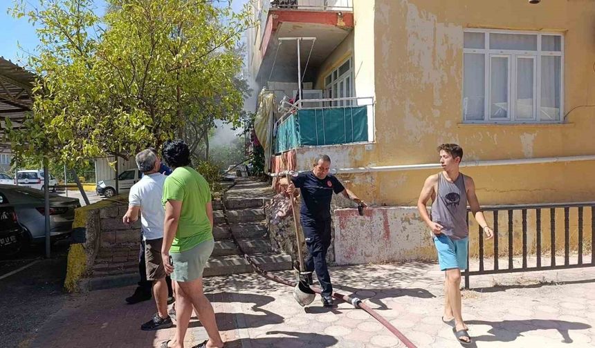 Manavgat’ta 2 katlı evde çıkan yangın paniğe neden oldu