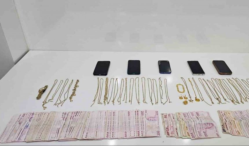 O anlar kamerda: Kuyumcuları sahte altınla dolandırdılar, yakalandılar