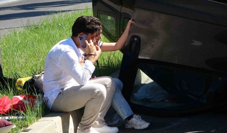 Palmiyeye çarpan araç takla attı: 2 yaralı