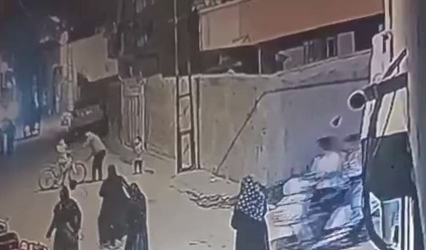 Sesinden rahatsız olduğu çocukları sopayla dövdü