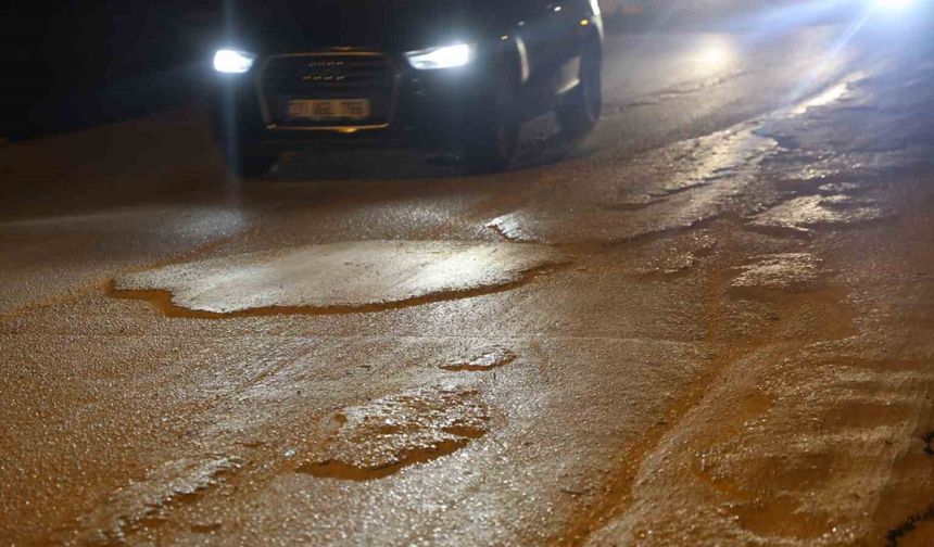 Seyir halindeyken yola beton döken mikser, vatandaşları çileden çıkarttı