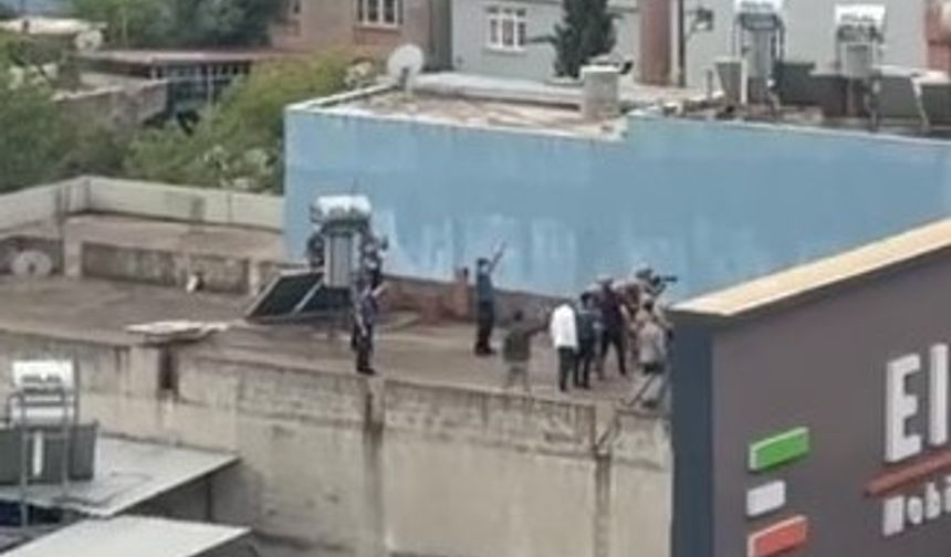 Ailesini rehin alıp bıçak çekti, özel harekat polisi bacağından vurdu