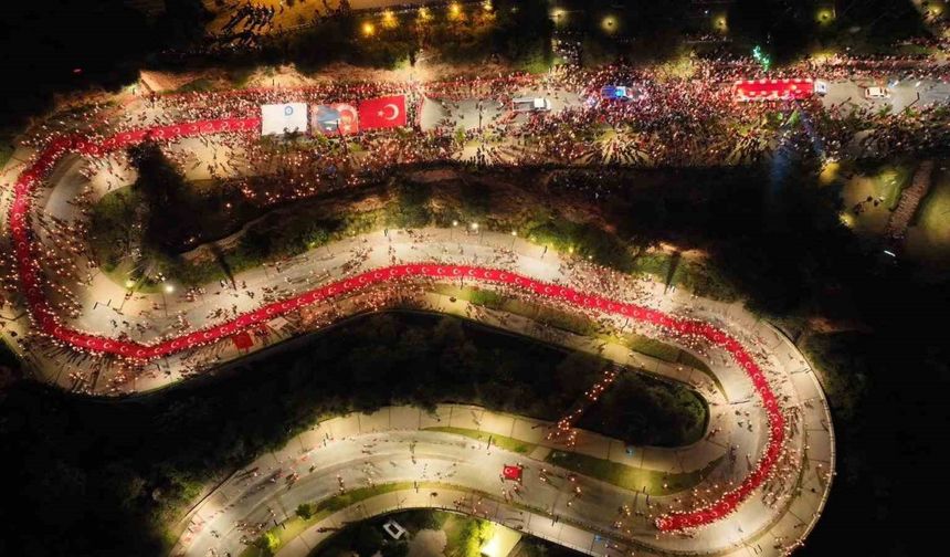 Antalya’da 400 metrelik dev bayrakla Cumhuriyet coşkusu: Fener Alayı’na yüzlerce kişi katıldı