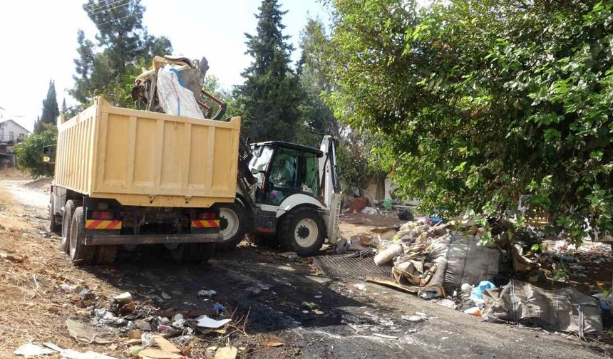 Antalya’da atık malzemelerin istiflendiği 8 noktadan 30 kamyon çöp çıktı