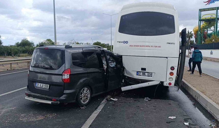Antalya’da hafif ticari araç midibüse çarptı: 1’i ağır 2 yaralı