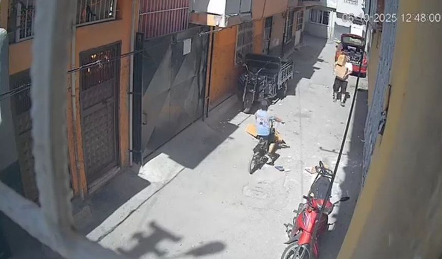 O anlar kamerada: Sokakta üzerine karton örten çocuk ölümden döndü