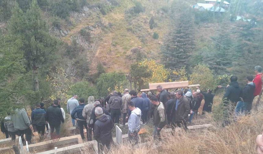 Yangında ölen yaşlı iki kardeşin cenazesi tek tabutla getirildi, aynı mezara defnedildi