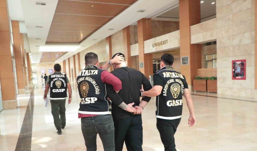 Antalya’da 18 yıl 7 ay 17 gün kesinleşmiş hapis cezası ile aranan şahıs yakalandı