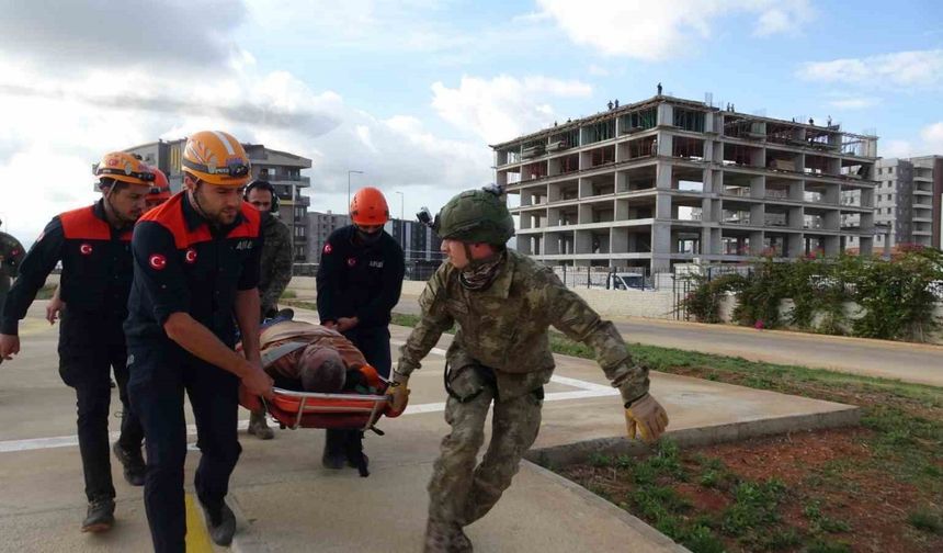 Dağın zirvesinde fenalaşınca ekiplerin kurtarmak için seferber olduğu adam hayatını kaybetti