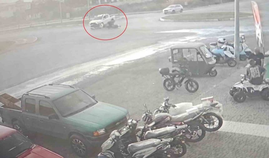 Kamyonetle çarpışıp motosikletiyle 25 metre sürüklendi, kask sayesinde hayata tutundu