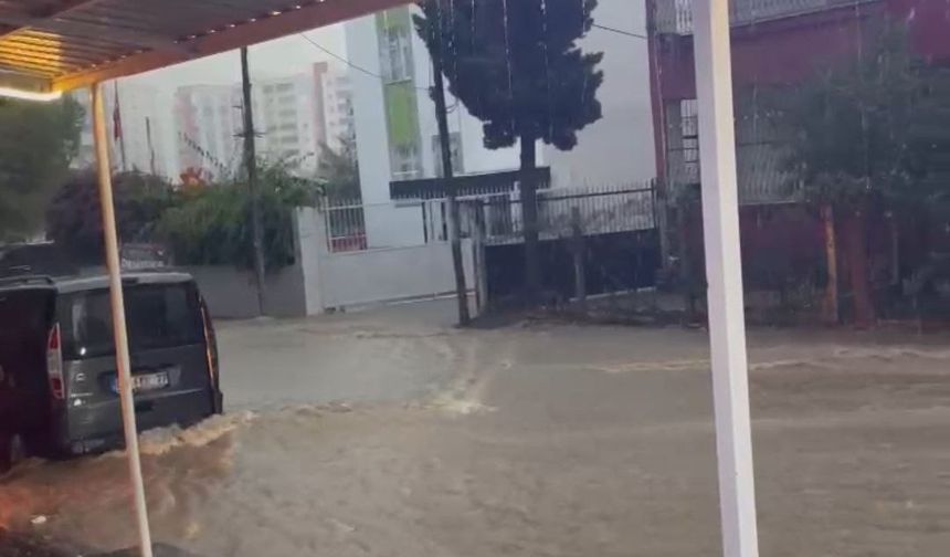 Kısa süreli yağmur yolları nehre çevirdi