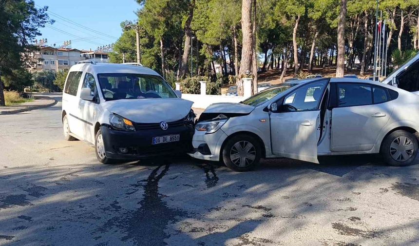 Manavgat’ta otomobiller kafa kafaya çarpıştı: 1 yaralı