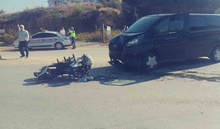 Motosiklet ile hafif ticari araç çarpıştı, sürücü kask sayesinde hayatta kaldı