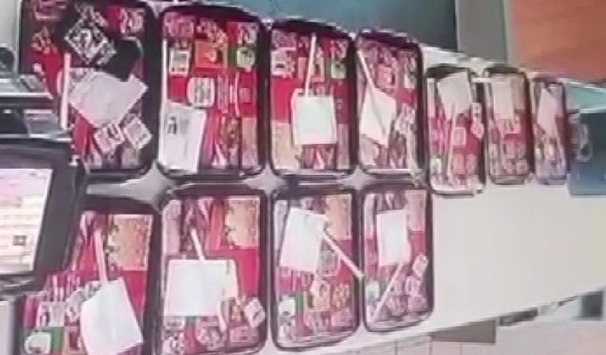 Yemek tepsisindeki cep telefonunu böyle çaldı