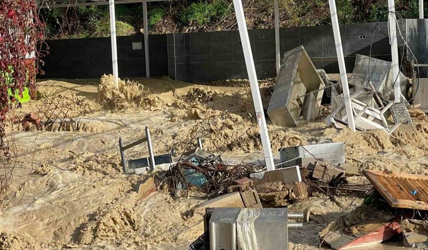 Alanya’da taşan dere 5 yıldızlı otelin sahildeki kafesini yıktı