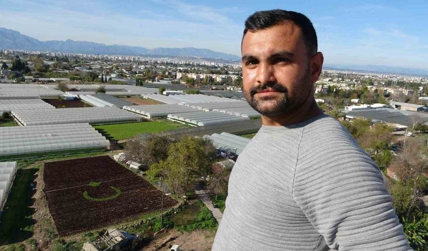 Antalya’da çiftçiler 1,5 dönümlük tarlaya 13 bin marulla Türk bayrağı deseni oluşturdu