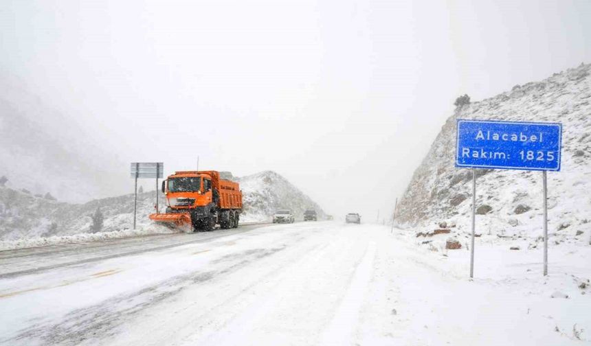 Antalya’ya kar yağışı aralıklarla devam ediyor
