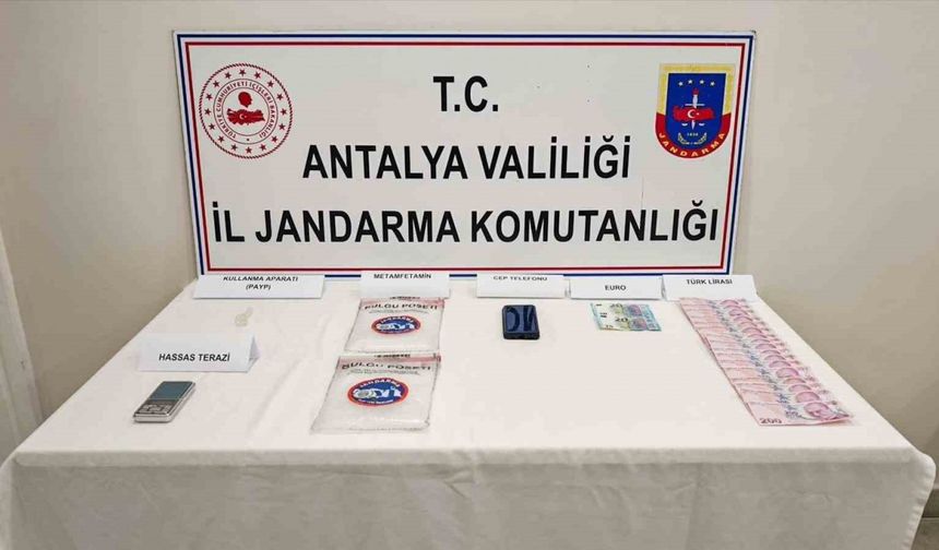 Araçta yapılan aramada 1 kilo 185 gram metamfetamin ele geçirdi