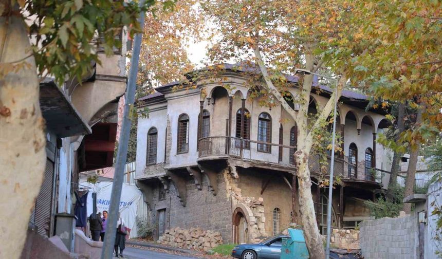 Asırlık tarihi evler restorasyon bekliyor