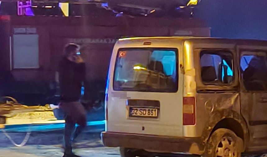 Isparta’da kontrolden çıkan hafif ticari araç devrildi: 2 yaralı