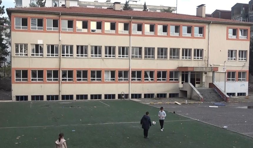 Kahramanmaraş’ta yarım asırlık okul yıkılmayı bekliyor