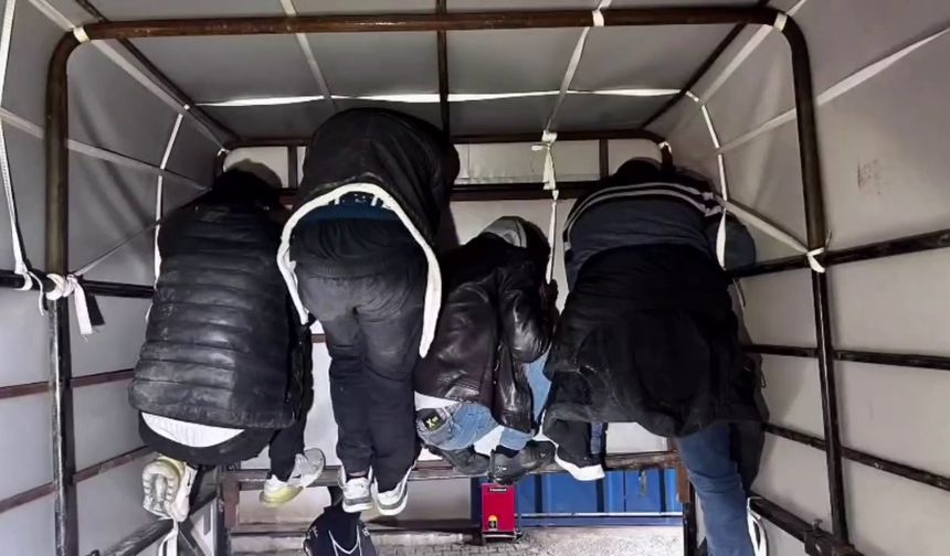 Kamyonette tavana tutunarak saklanmaya çalışan 4 göçmen yakalandı