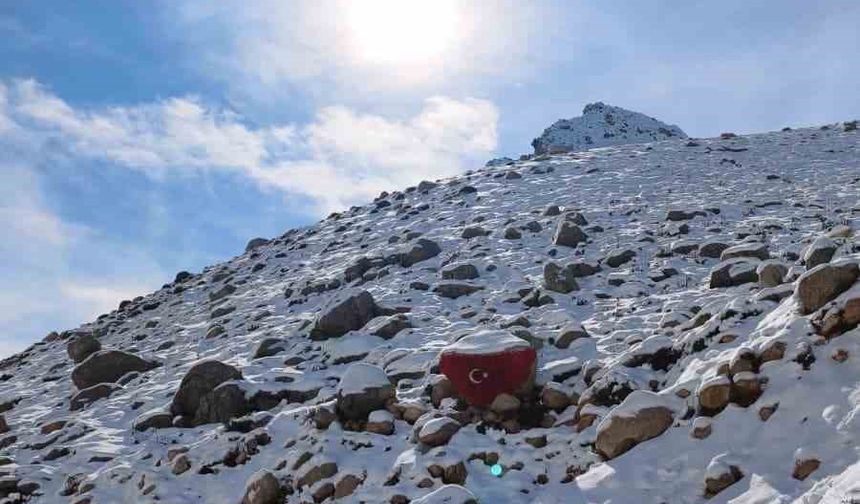 Kaş’ın yüksek kesimleri beyaza büründü