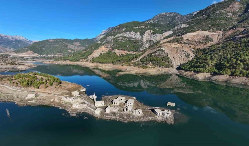 Kuraklık Kıbrıs’a içme suyu sağlayan barajı da vurdu: Su altındaki köy ortaya çıktı