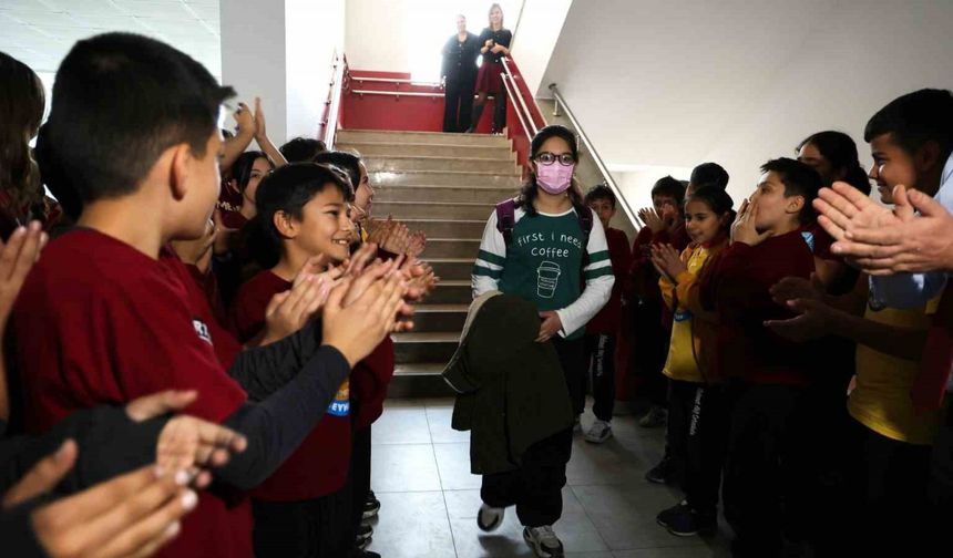 Lösemiyi yenen İkranur 3 yıl sonra okula döndü, çiçek ve balonlarla karşılandı