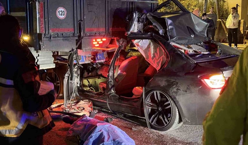 Lüks otomobil kamyona ok gibi saplandı: 1 ölü, 2 yaralı