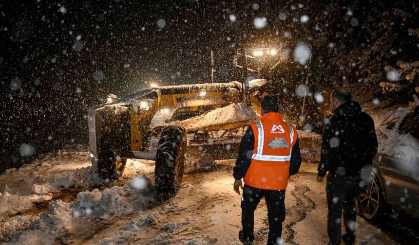 Mersin Büyükşehir Belediyesi, kar yağışına karşı 13 ilçede 7/24 teyakkuzda