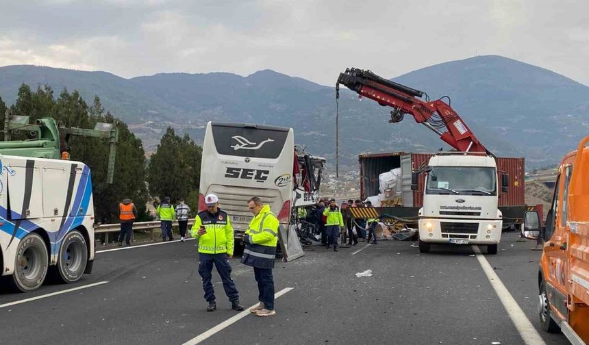 Osmaniye’de yolcu otobüsü tıra çarptı: 6 ölü, 11 yaralı