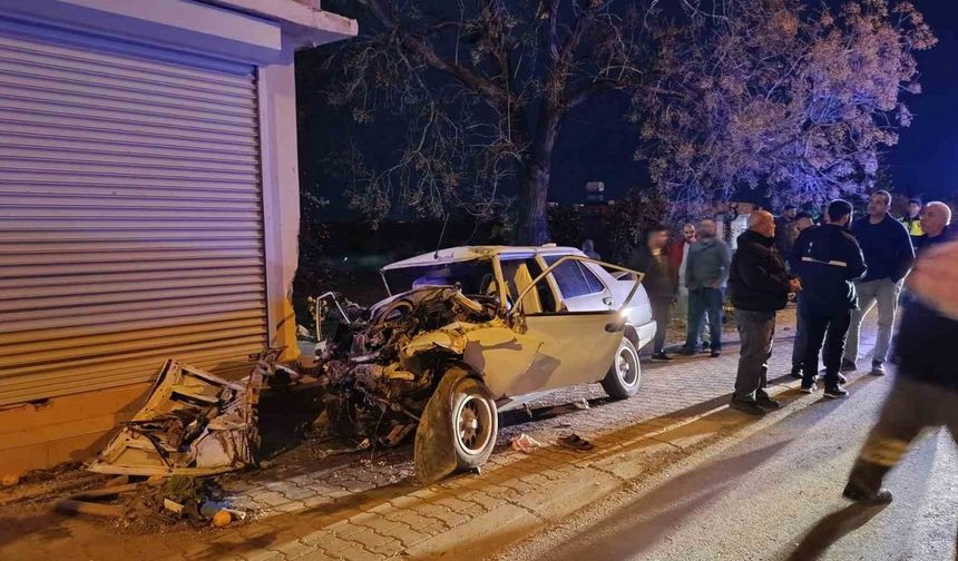 Otomobil konteynere, kamyonete ve evin duvarına çarptı: 1 ölü, 1 yaralı