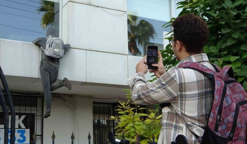 Penceredeki cansız manken ‘hırsız’ı görenler, polisi arıyor, taş atıyor