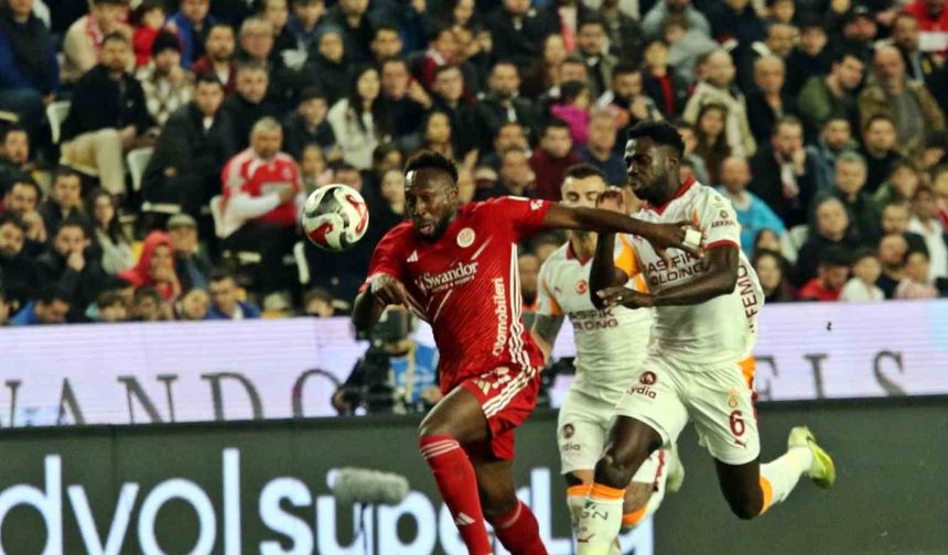Trendyol Süper Lig: Antalyaspor: 0 - Galatasaray: 2 (İlk yarı)