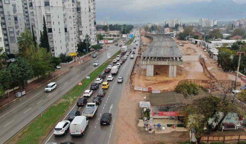 Yapımı devam eden köprülü kavşak inşaatı pideciye takıldı