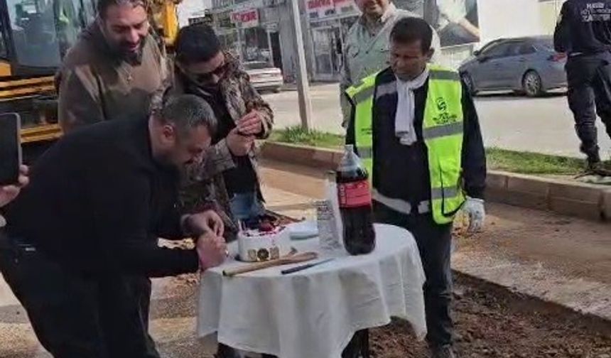 Yürek ısıtan görüntü; gece gündüz mesai yapan belediye personeline pasta kesip, mum üflettiler