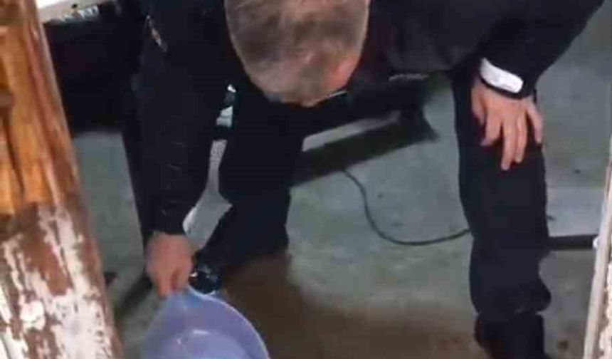 79 yaşındaki adamın evini su bastı, yardımına polis yetişti
