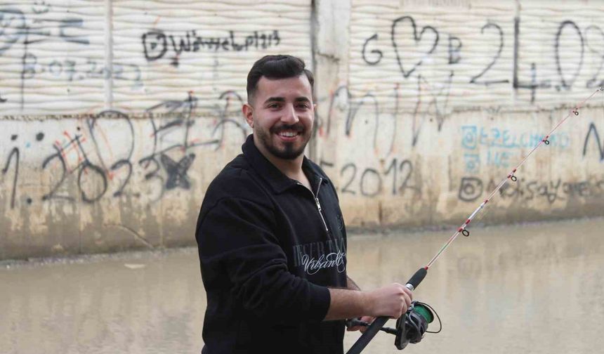 Adana'da altyapı isyanı: Esnaf göle dönen sokakta olta attı