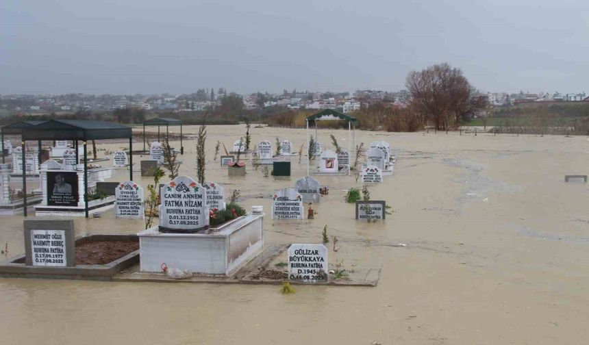 Adana'da kanal taştı, mezarlar sular altında kaldı