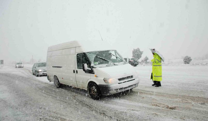 Alacabel'de kar yağışı etkisini sürdürüyor, kar kalınlığı yer yer 30 santimetreye ulaştı