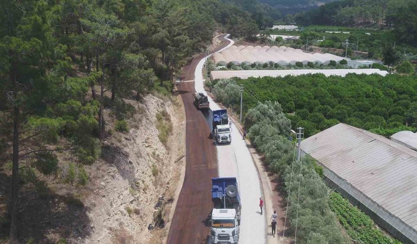 Antalya Büyükşehir'den kırsal mahalle yollarına 759 milyar 505 milyon TL'lik yatırım