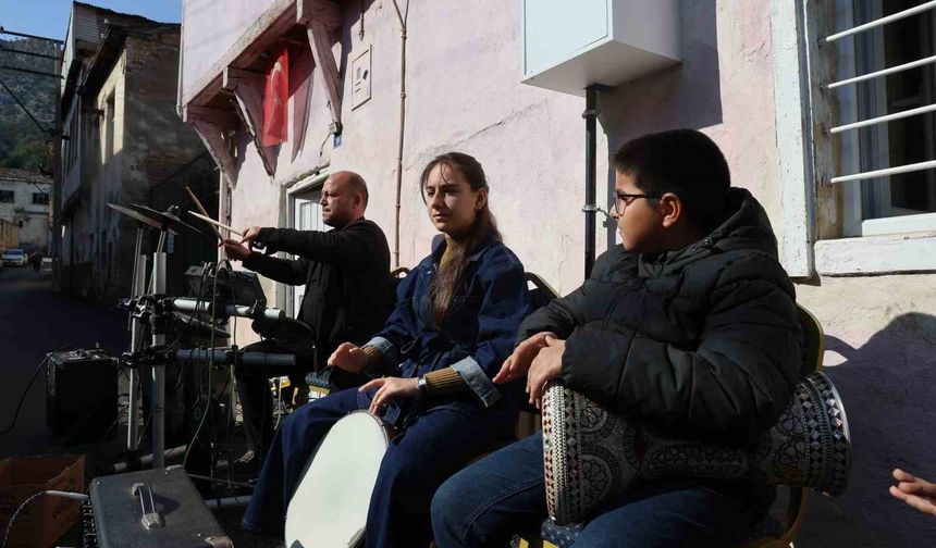 Barış Manço, annesiyle bir dönem yaşadığı evin önünde anıldı