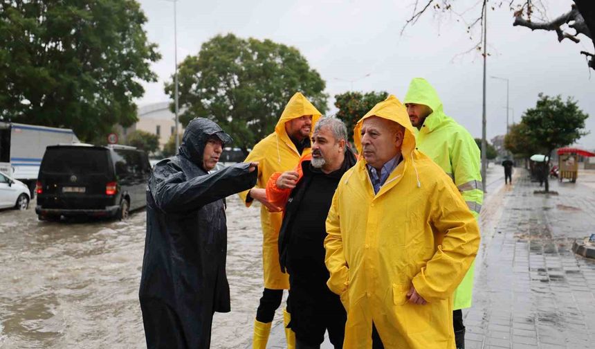 Başkan Demirçalı, yoğun sağanakta ekiplerle sahada
