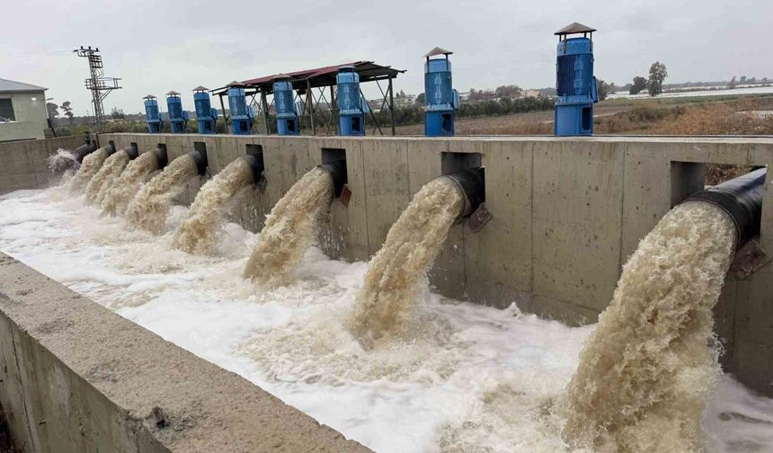 Binlerce dönüm arazi selden kurtuldu, su pompaları yağmur suyunu böyle boşalttı