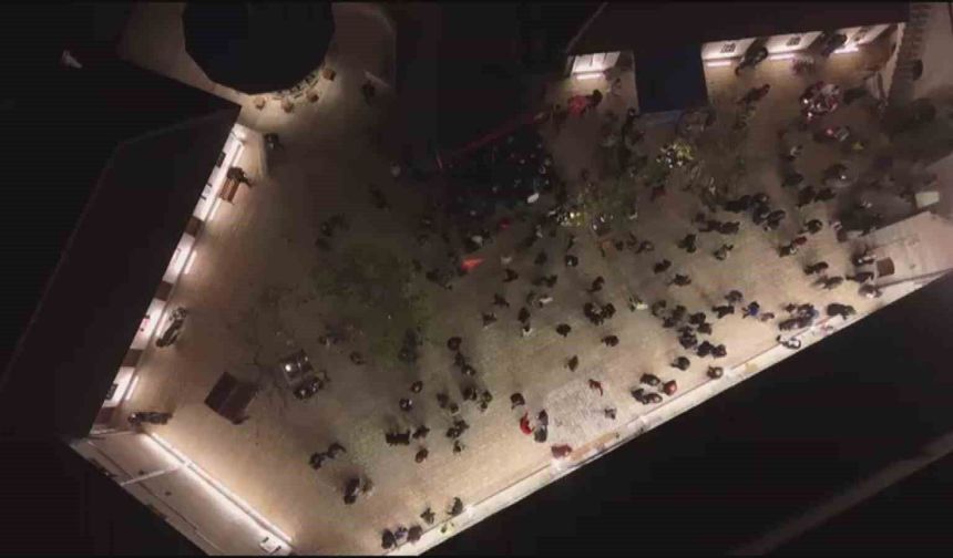 Depremin ardından Habibi Neccar Camii'nde ilk Miraç Kandili'nde eller semaya açıldı