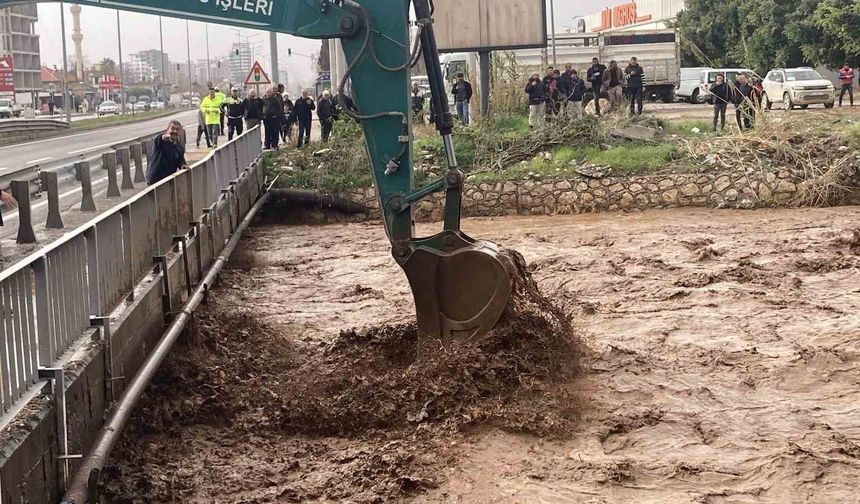 Erdemli'de şiddetli yağış sele neden oldu